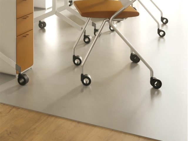 Rueda de diseño KOO 65 de Robby instalada en silla marrón.