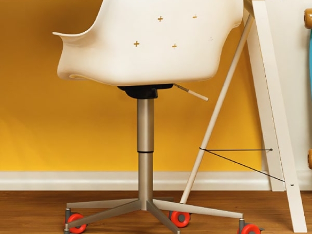 Rueda de diseño LAIA de Robby instalada en silla blanca.