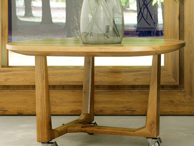 Rueda de diseño LISA de Robby instalada en mesa de madera.