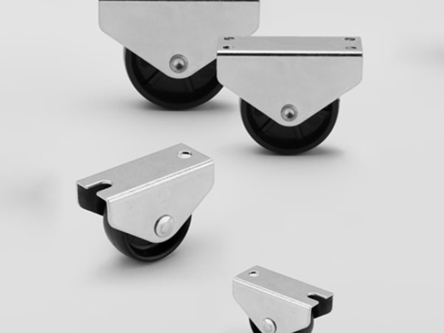 Ruedas de diseño Robby LOY en un montaje decorativo, resaltando su estilo moderno y versátil.