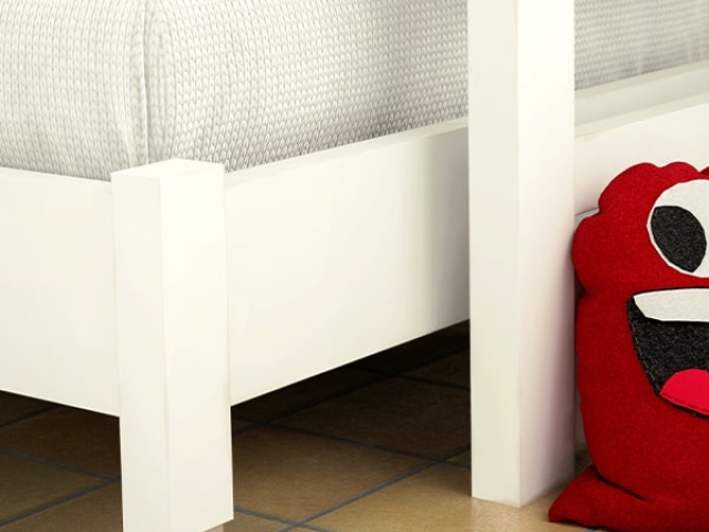 Ruedas de diseño Robby LOY instaladas en una cama, proporcionando movilidad y un estilo moderno y funcional.