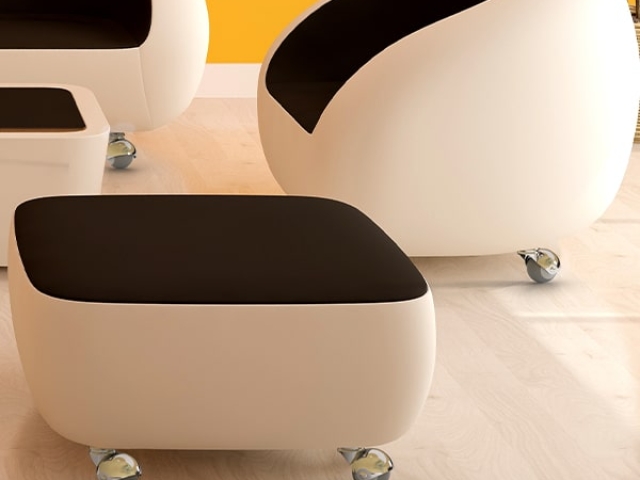 Ruedas de diseño Robby LOY instaladas en muebles blancos, combinando movilidad, estilo moderno y un toque minimalista.