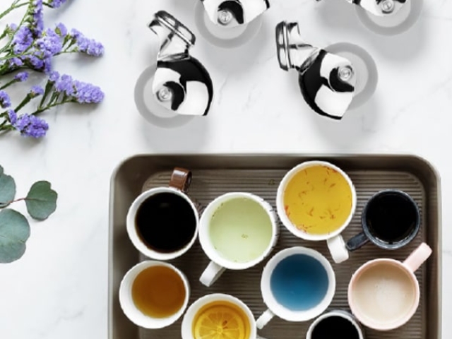 Ruedas de diseño Robby LOY en un montaje decorativo con tazas, destacando su estilo moderno y funcional.