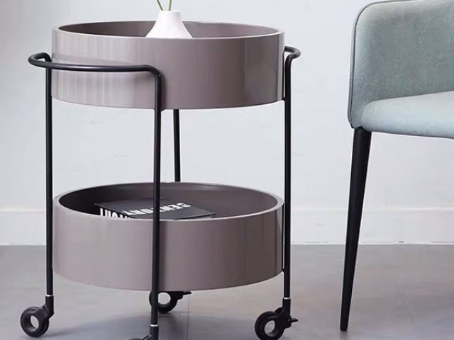 Ruedas instaladas en una mesa auxiliar de diseño Robby OLYM NEO, proporcionando movilidad y un estilo moderno y práctico.