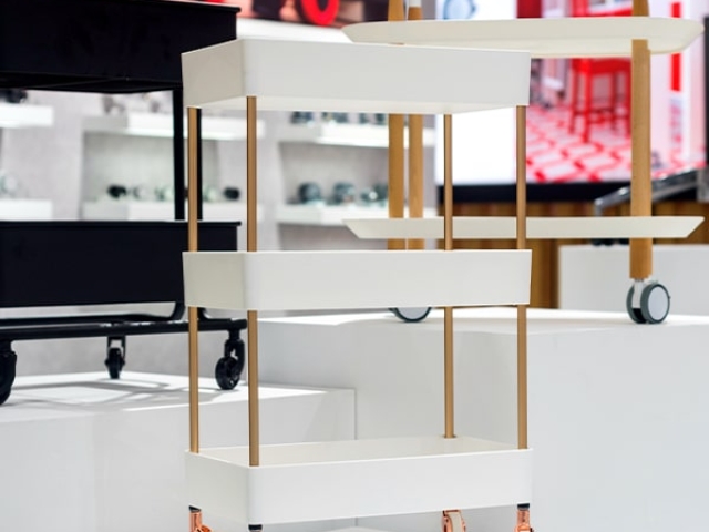 Ruedas de diseño Robby OLYM en un montaje decorativo de exposición, resaltando su estilo moderno y versátil.