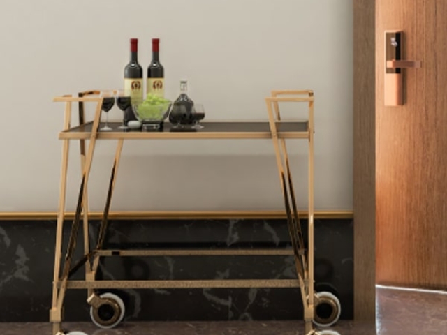 Ruedas instaladas en una mesa de vino de diseño Robby OLYM, combinando practicidad y un estilo moderno y elegante.