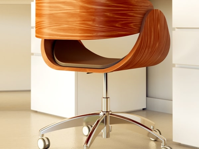 Rueda diseño Robby Bailey, instalada en la base de una silla de madera.