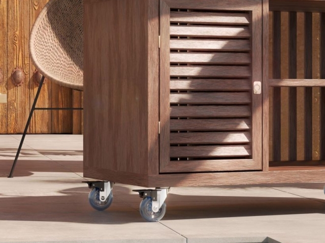Rueda diseño Robby Emma instalada en mueble para piscina.