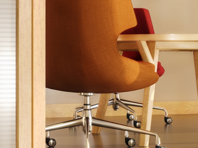 Rueda de diseño FROG C de Robby instalada en silla de madera.