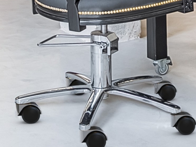 Rueda de diseño GORDON de Robby instalada en silla de piel.