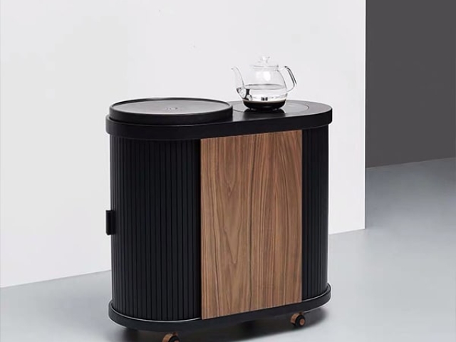 Rueda de diseño JASON de Robby instalada en mueble para té.