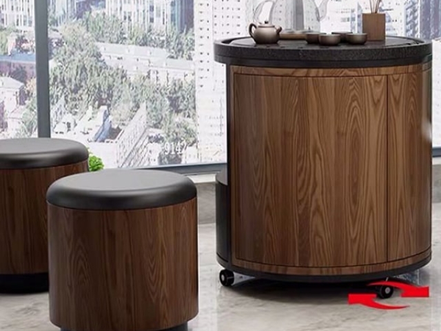 Rueda de diseño JASON de Robby instalada en mueble para té.