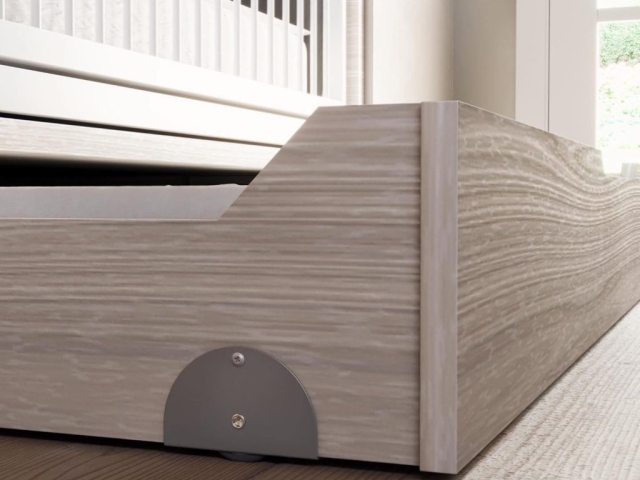 Ruedas de diseño Robby Media Luna instaladas en una cama, proporcionando movilidad y un estilo moderno y funcional.