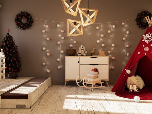 Ruedas de diseño Robby Media Luna en un montaje decorativo para una habitación navideña, destacando su estilo moderno y festivo.